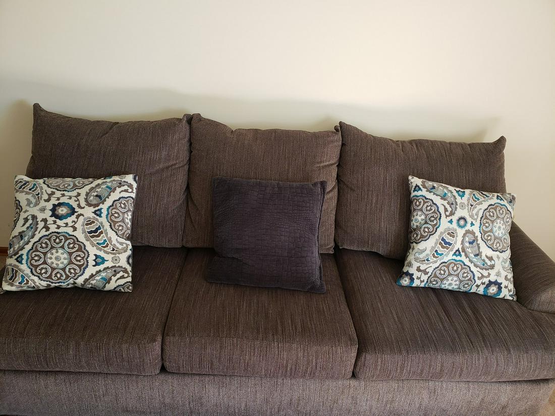 Beautiful like new couch 91"L x 30H smoke free/pet free: Beautiful like new couch 91"L x 30H smoke free/pet free home