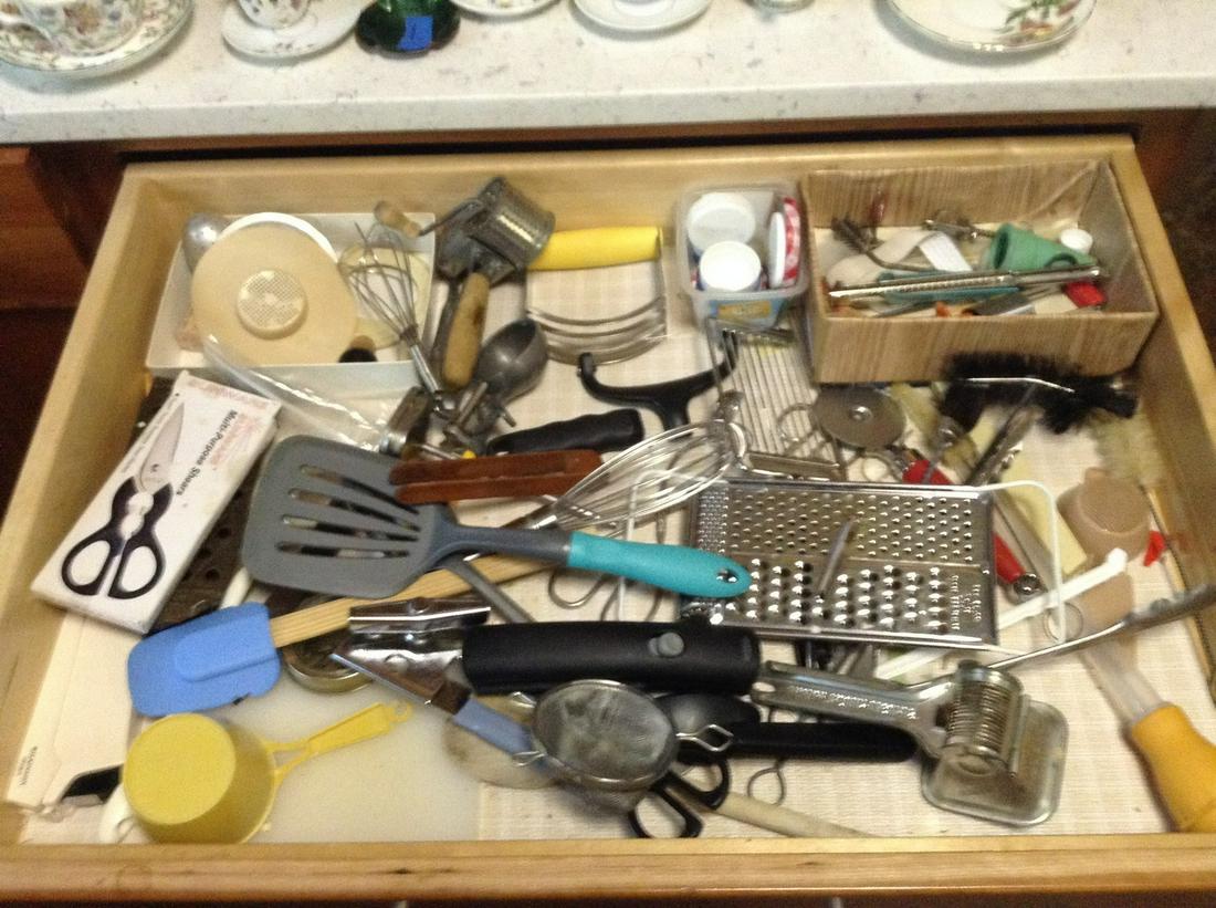 Contents of Drawer Kitchen Utensils (1 of 1)