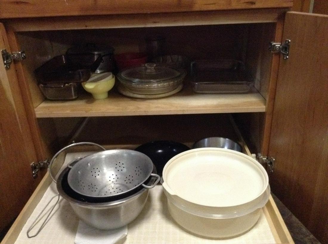 Contents of Cabinet Pyrex and more: Contents of Cabinet Pyrex and more