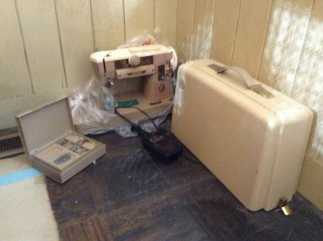 Vintage Singer Sewing Machine: Vintage Singer Sewing Machine