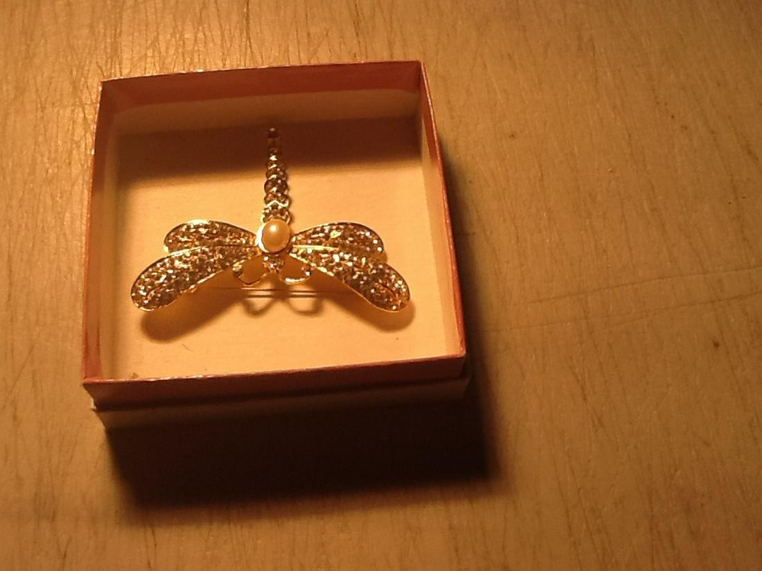 Vintage Dragonfly brooch with pearl middle (1 of 1)