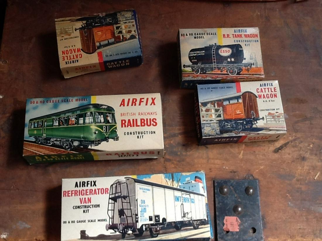 Lot of vintage Airfix train kits (1 of 1)