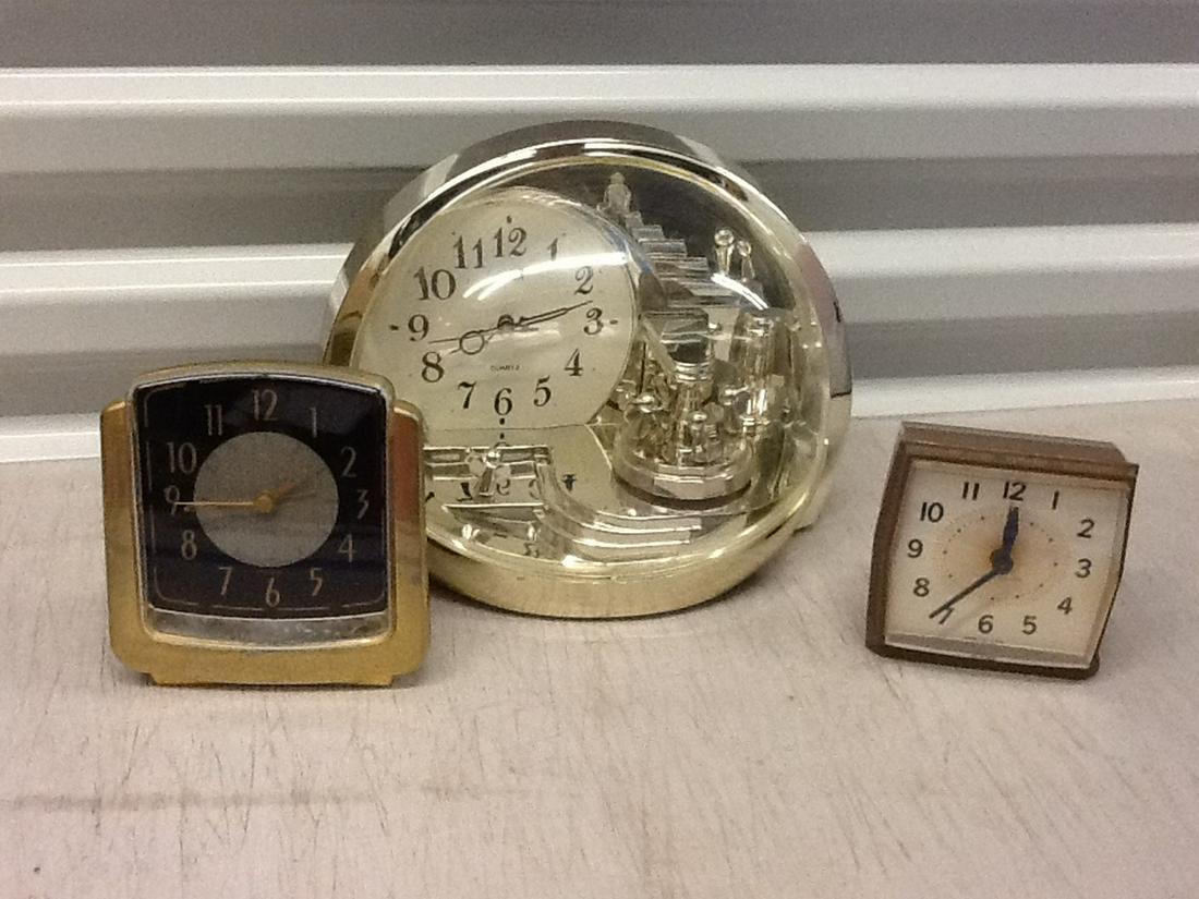 Lot of vintage clocks: Lot of vintage clocks