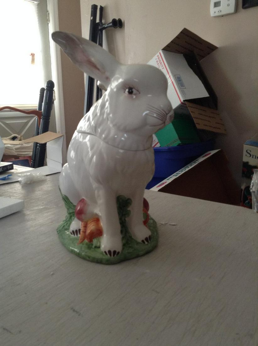 Rabbit cookie jar (1 of 1)