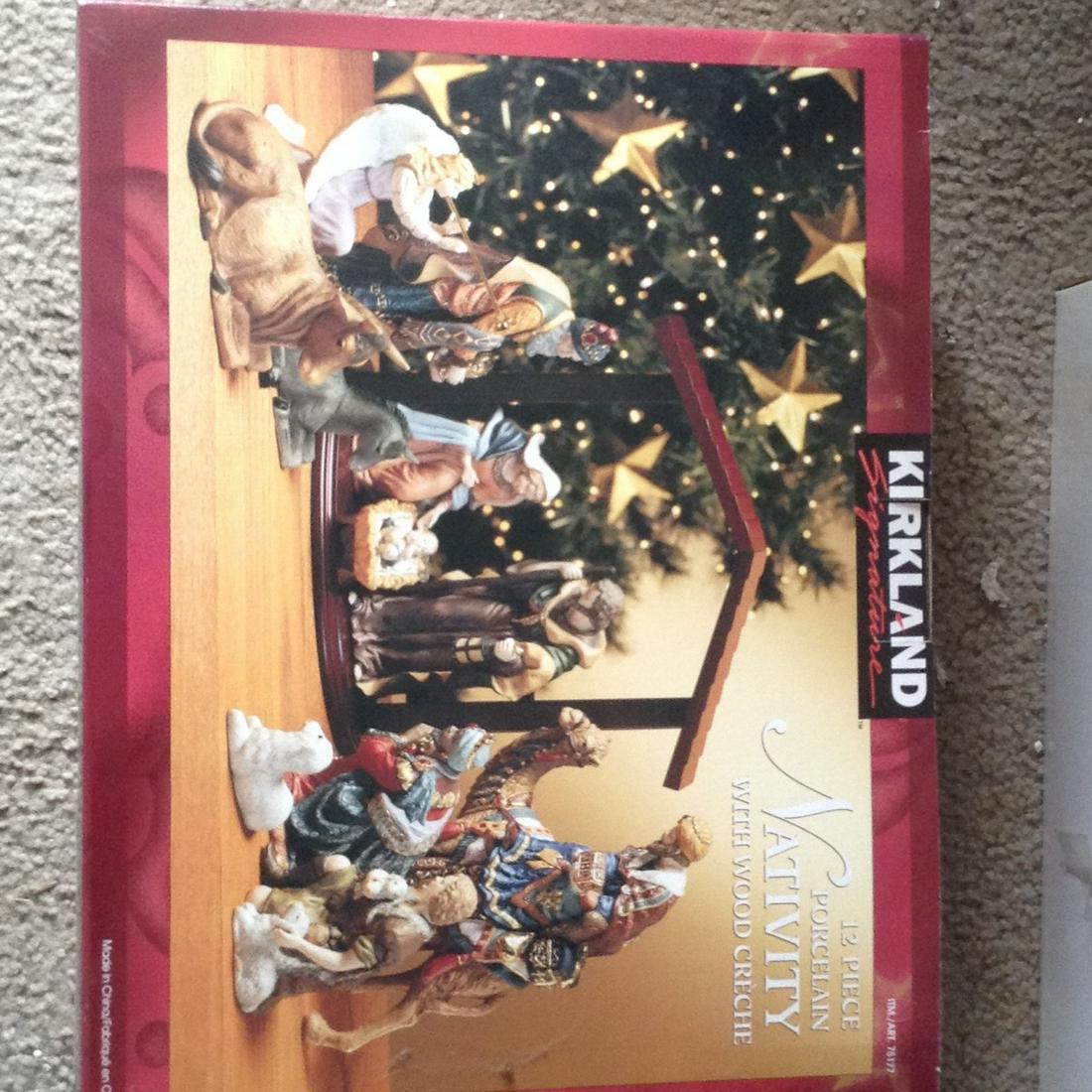 12 Piece porcelain nativity set in box: 12 Piece porcelain nativity set in box