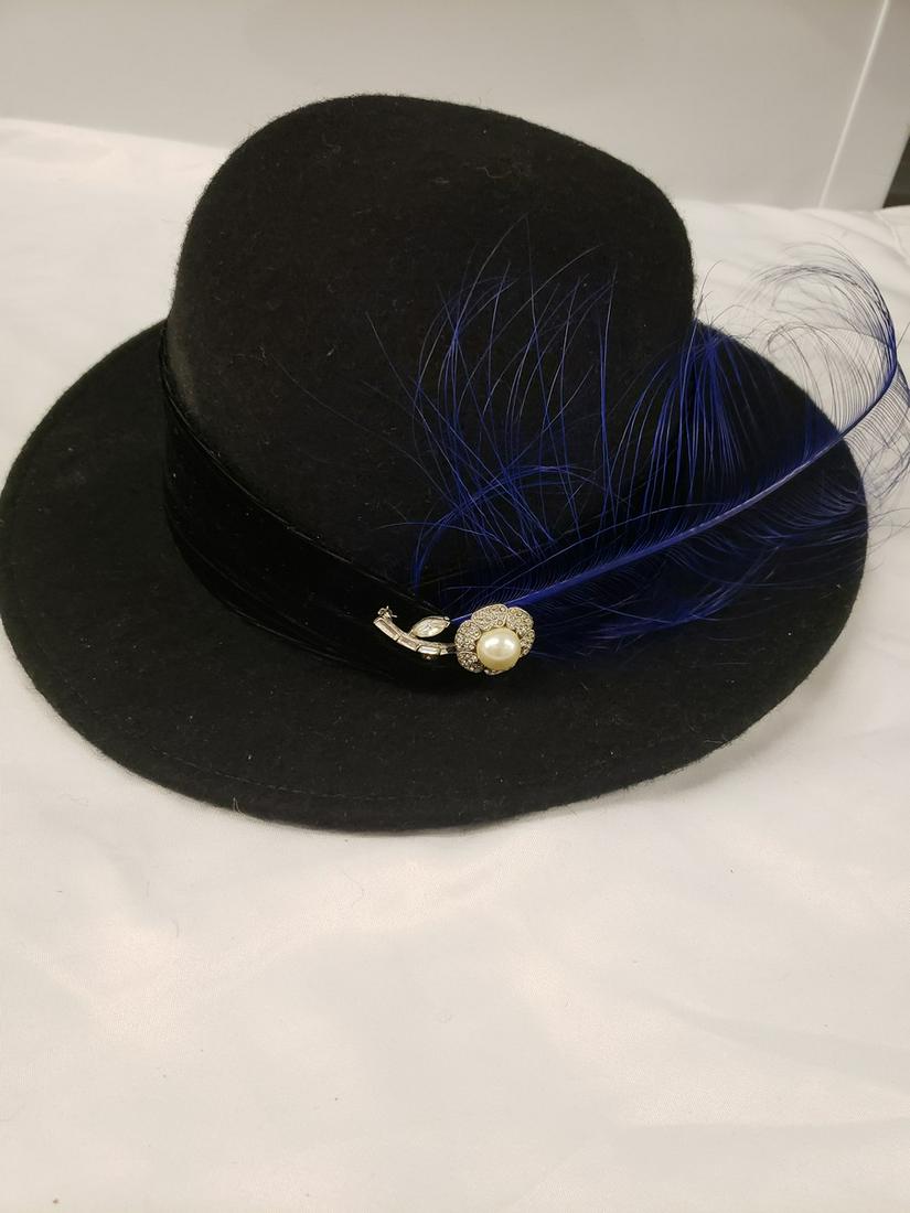 Vintage Eric Javits 75% wool hat with feather (1 of 1)