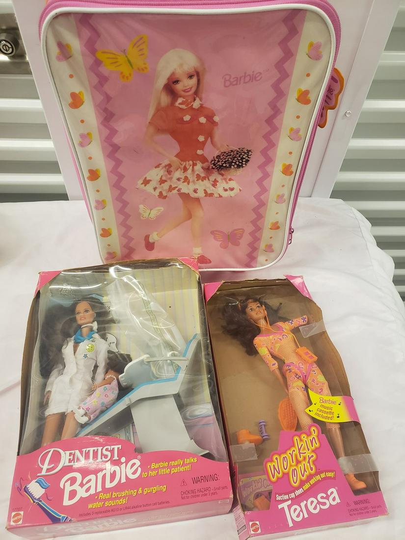 Barbie rolling backpack with two Barbie dolls (1 of 1)