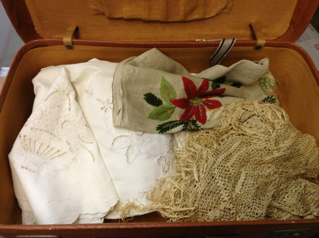 Large amount of lace embroidered linens: Large amount of lace embroidered linens