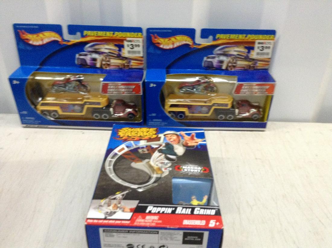 Hot Wheels Pavement Pounder and Skate Freaks Poppin': Hot Wheels Pavement Pounder and Skate Freaks Poppin' Rail Grind