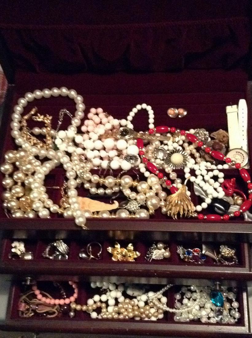 Woo d jewelry box full of costume jewelry: Woo d jewelry box full of costume jewelry