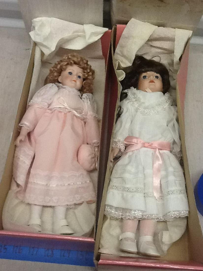 Lot of two Chatelaine Dolls in boxes: Lot of two Chatelaine Dolls in boxes
