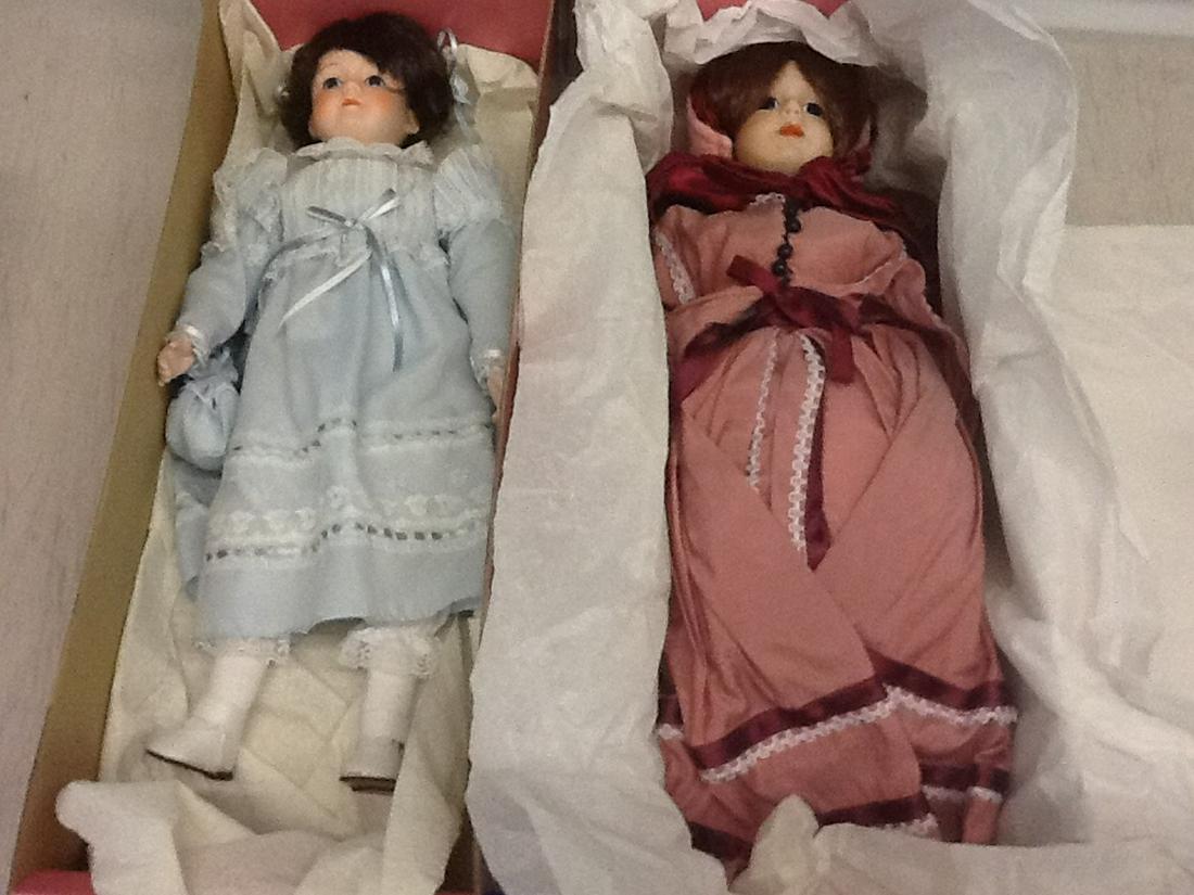 Lot of two Chatelaine Dolls in boxes: Lot of two Chatelaine Dolls in boxes