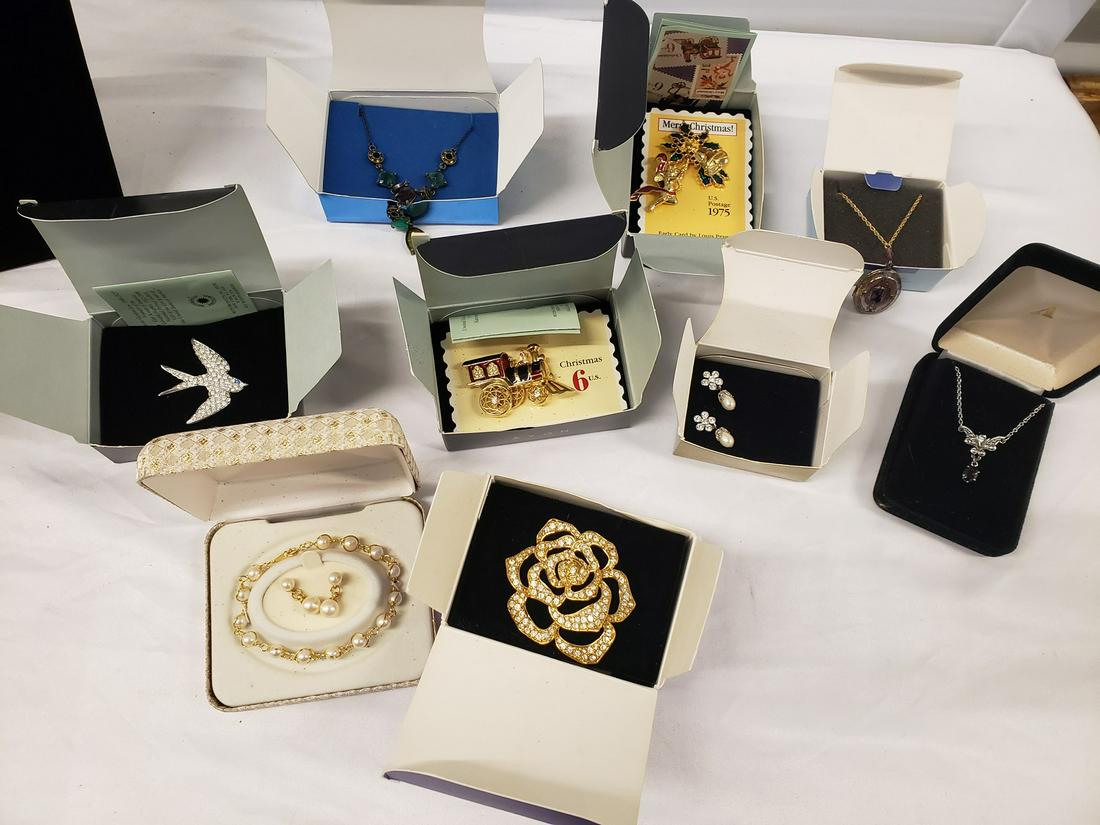 Lot of jewelry in boxes: Lot of jewelry in boxes