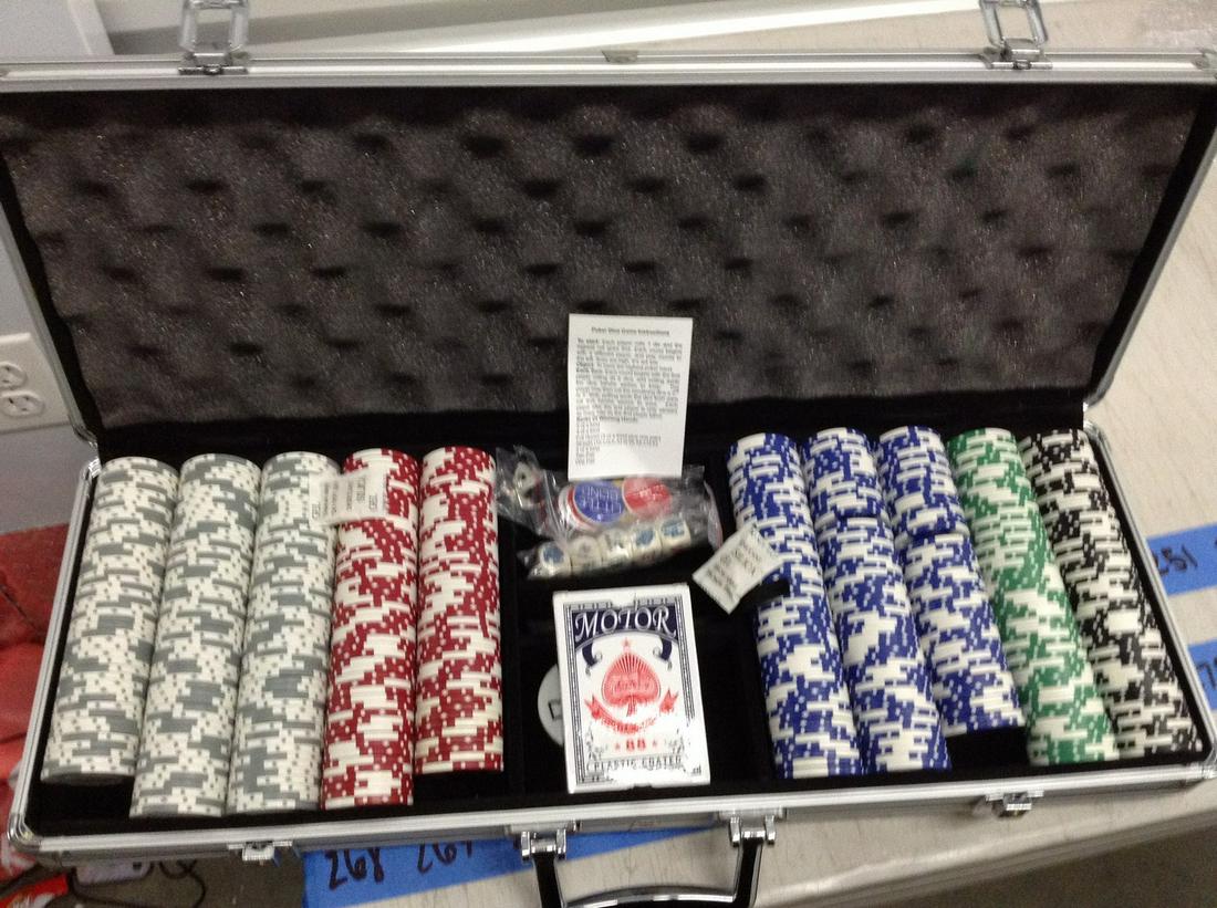 Brand new poker set: Brand new poker set