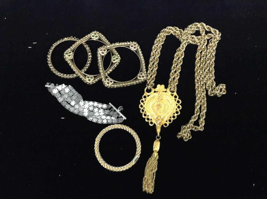 Lot of bracelets and a necklace: Lot of bracelets and a necklace