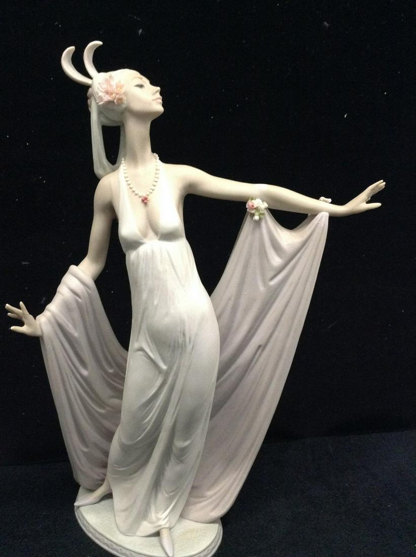 Lladro statue no chips (1 of 1)