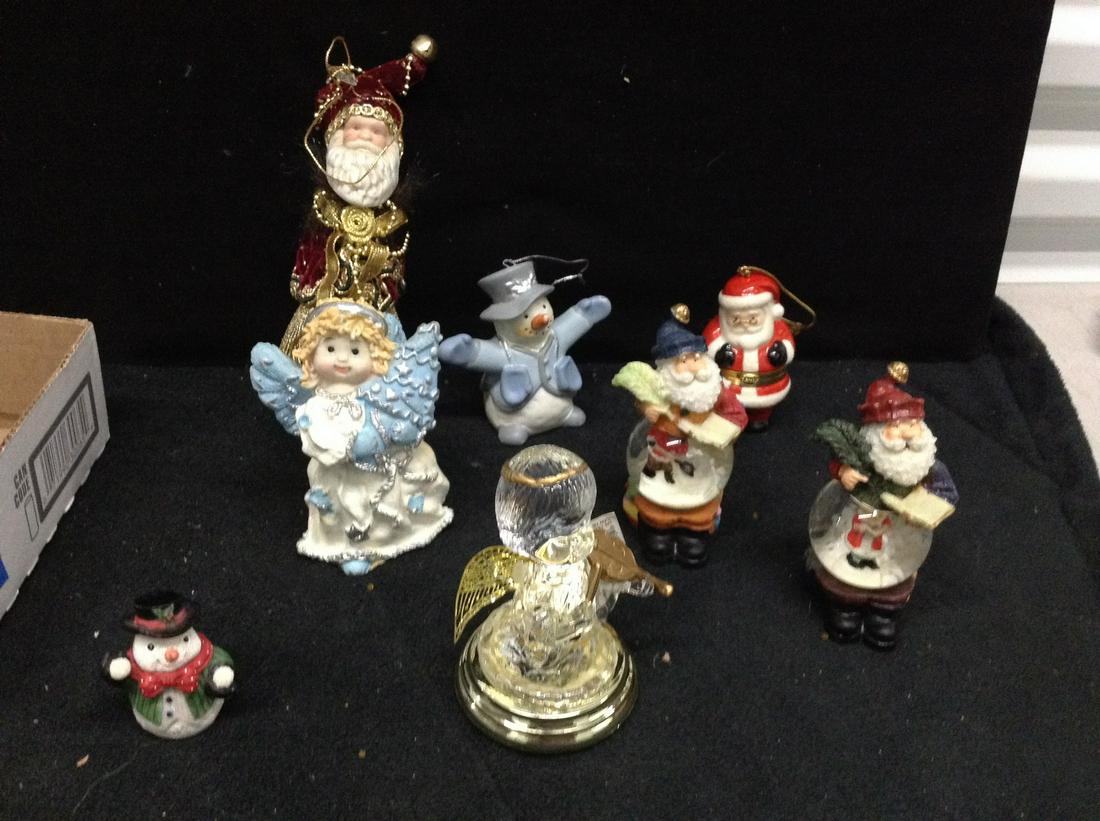 Lot of Christmas ornaments and snow globes: Lot of Christmas ornaments and snow globes