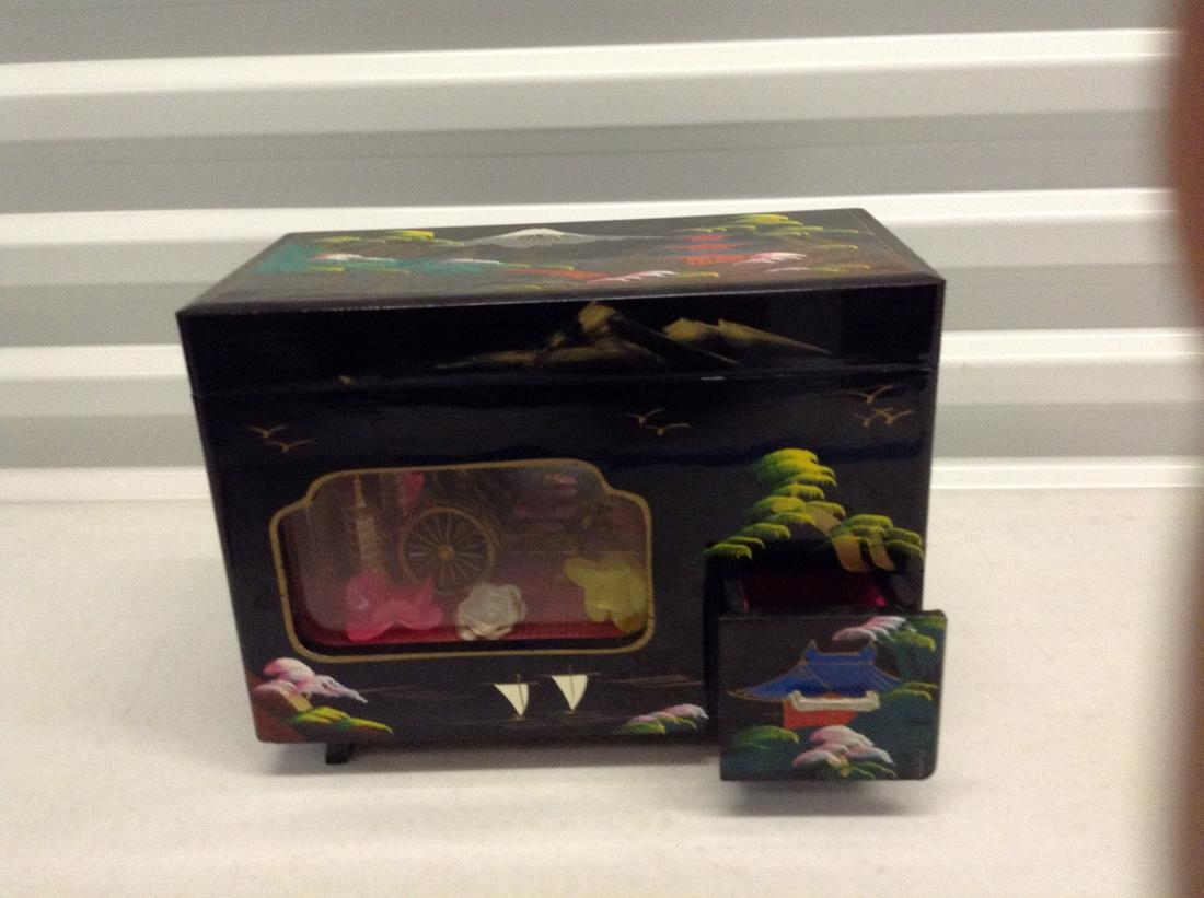 Musical jewelry box: Musical jewelry box