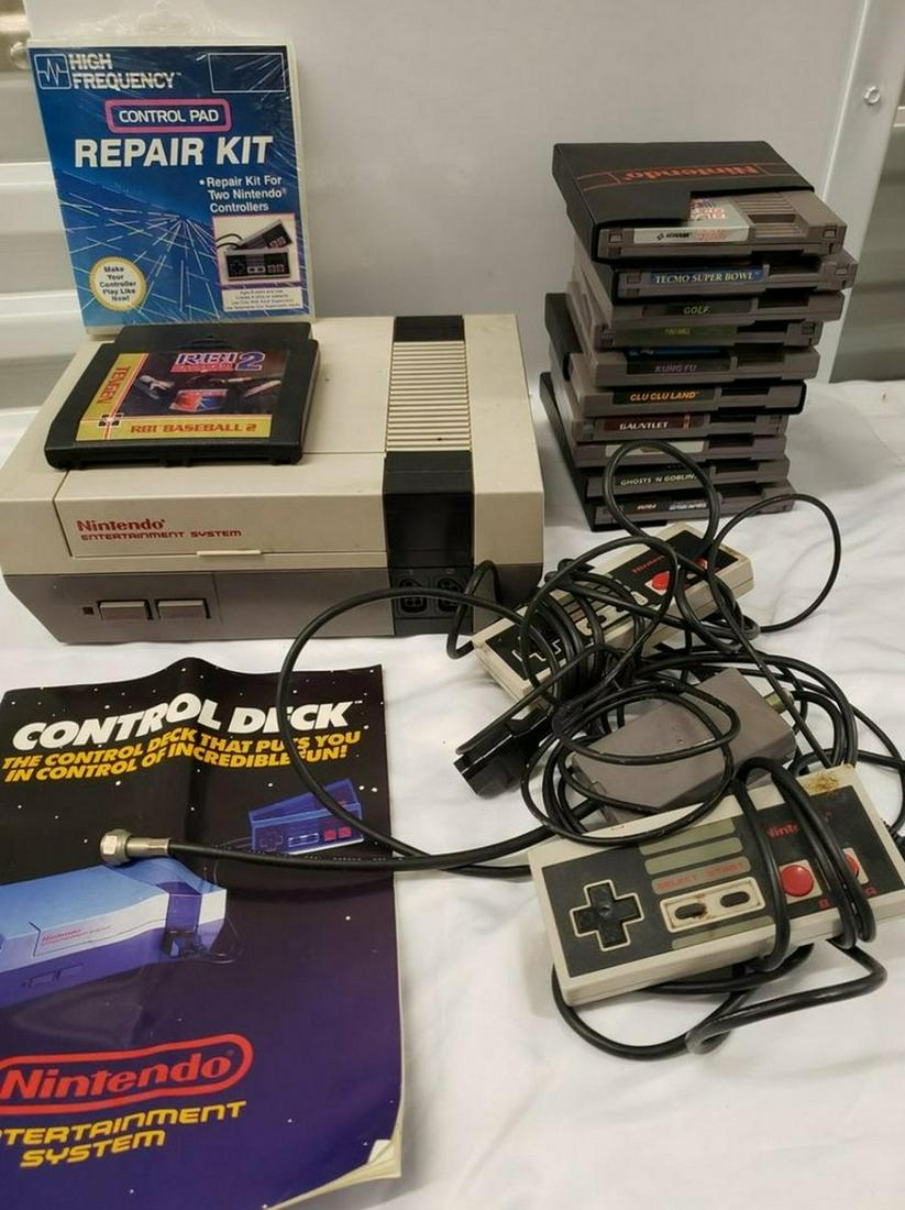 Nintendo Entertainment System console, several games, (1 of 1)