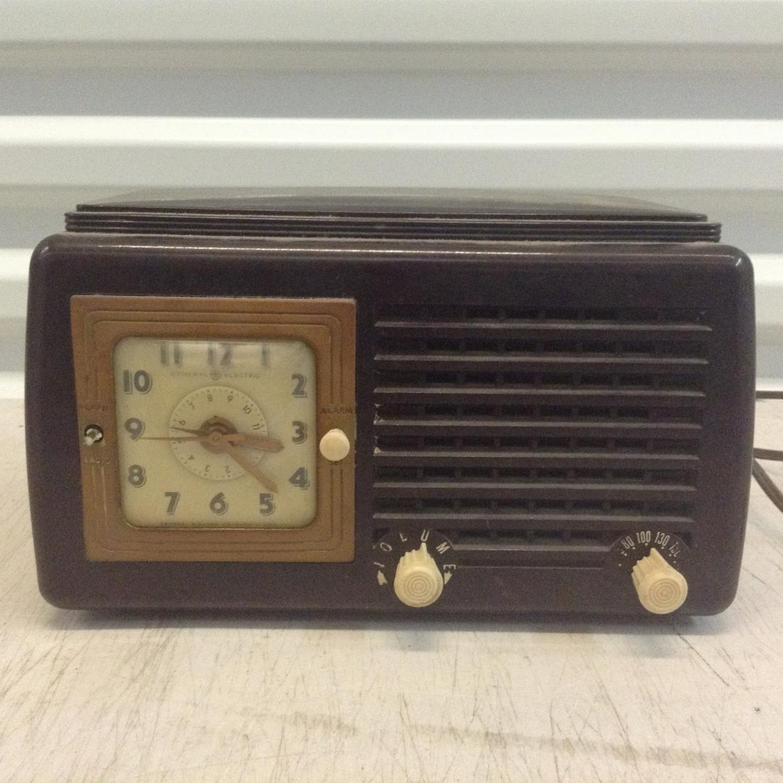 Vintage General Electric Clock radio (1 of 1)
