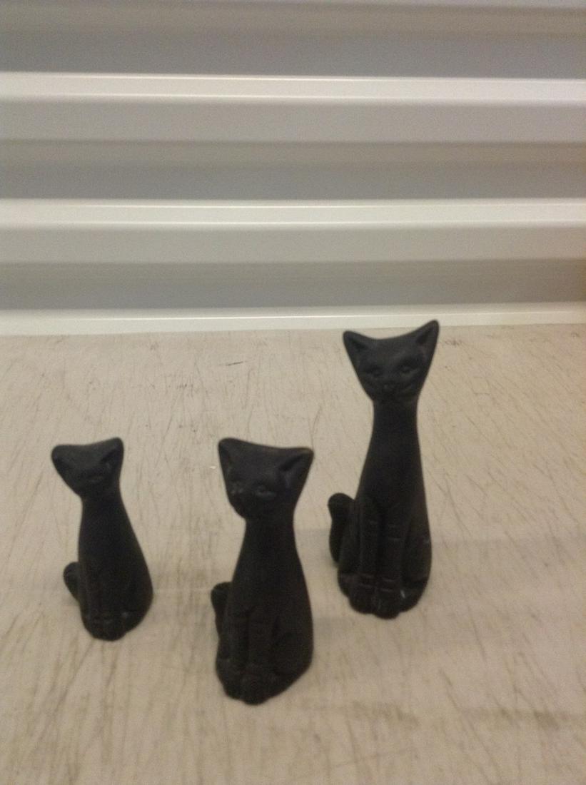 Carved cat figurines (1 of 1)