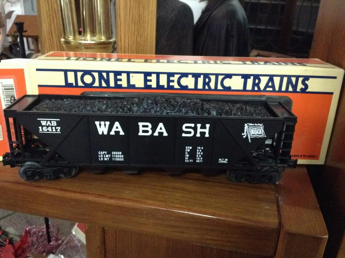 Lionel train Wabash 4 Bay Hopper With Coal: Lionel train Wabash 4 Bay Hopper With Coal