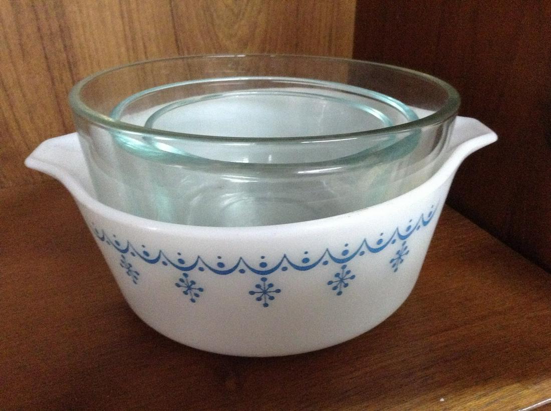 Lot of Pyrex Bowls: Lot of Pyrex Bowls