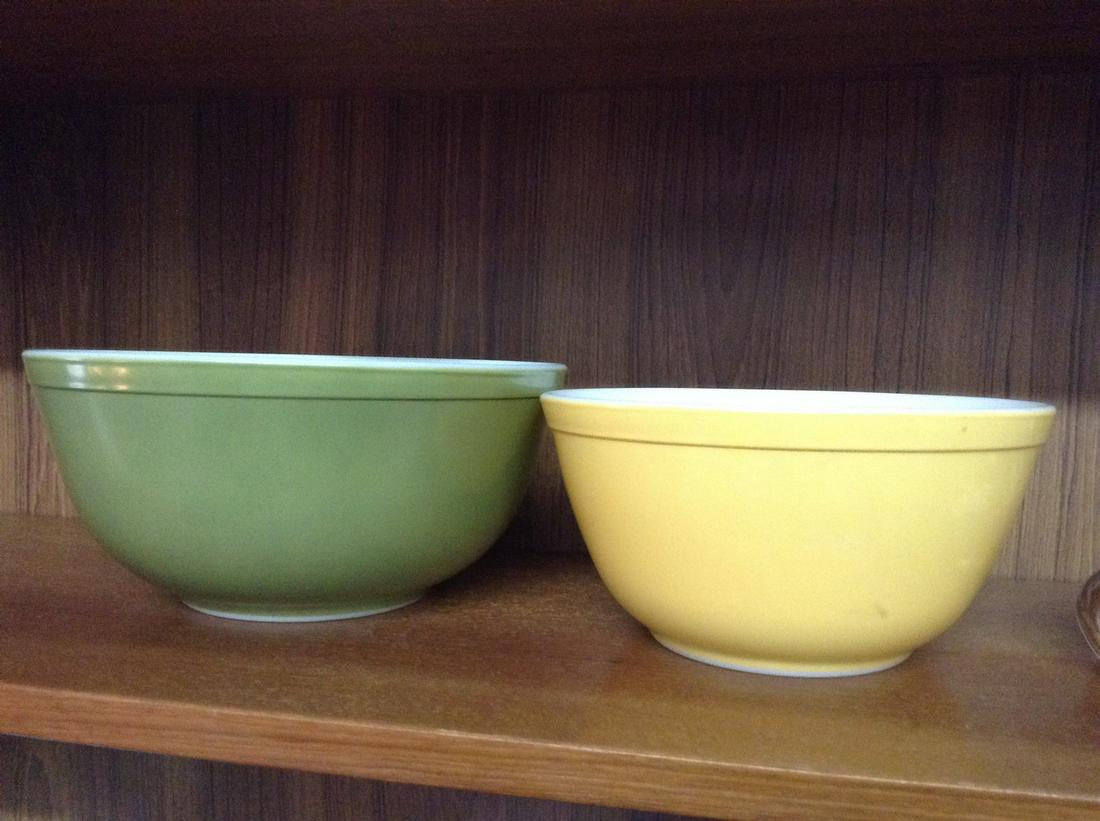 Two Pyrex Bowls: Two Pyrex Bowls