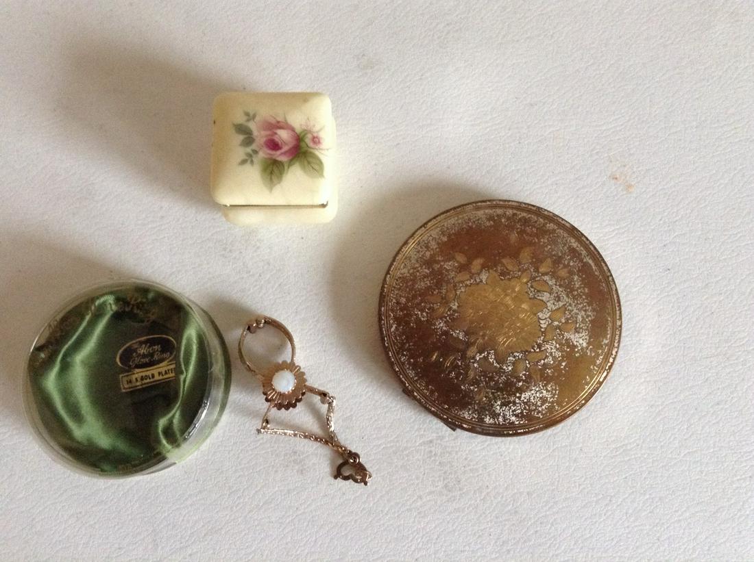 Vintage 14K Gold plated Glove Ring in the box, compact (1 of 1)