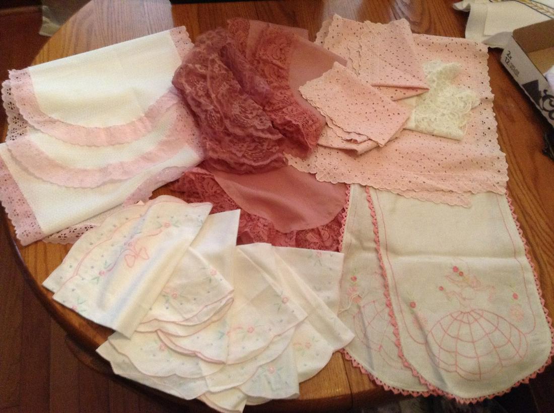 Lot of vintage doilies and dresser sets: Lot of vintage doilies and dresser sets