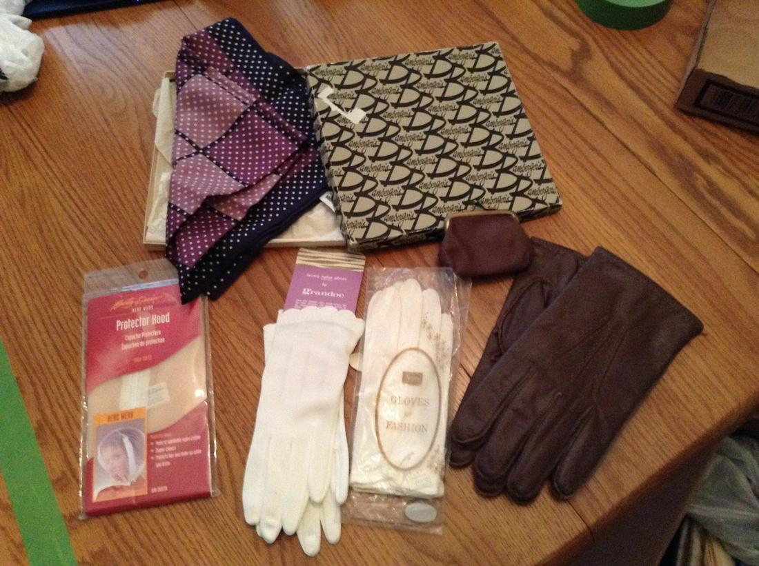 Lot of vintage gloves, scarf, leather gloves and more: Lot of vintage gloves, scarf, leather gloves and more
