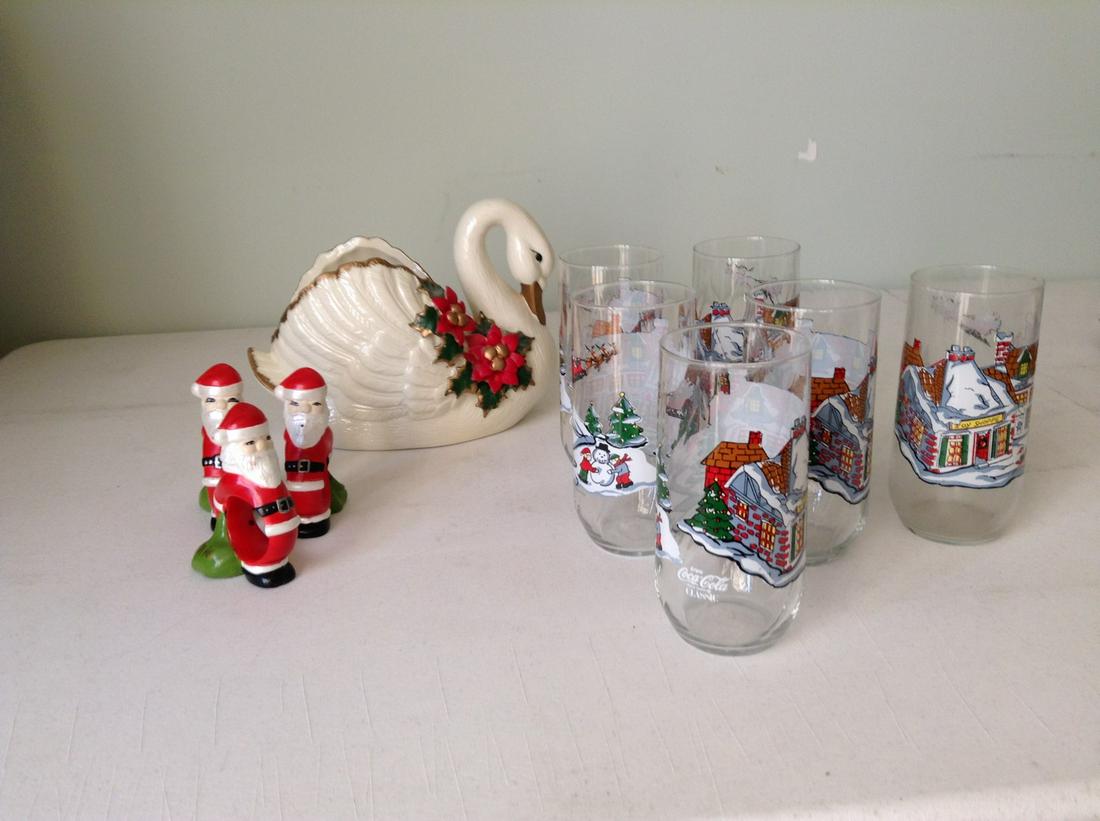 Coca-Cola Christmas glasses, ceramic napkin rings and (1 of 1)