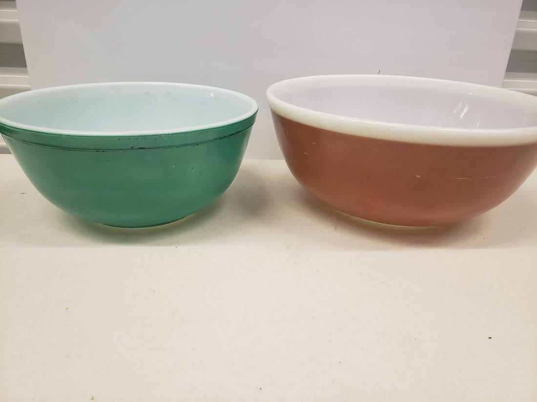 Two vintage Pyrex dishes (1 of 1)
