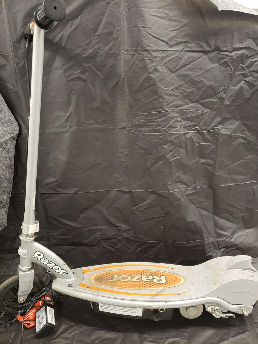 Electric Razor scooter with original charger -works (1 of 1)