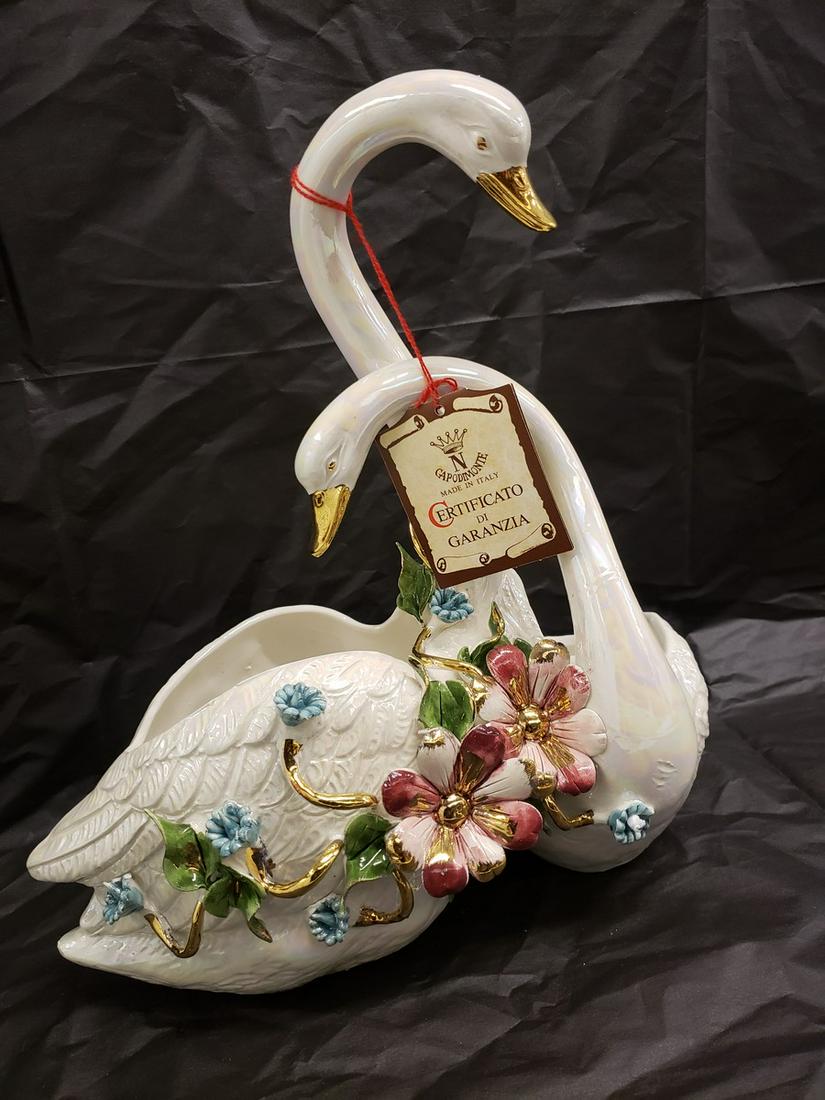 Capodimonte Swan Statue with original certificate: Capodimonte Swan Statue with original certificate