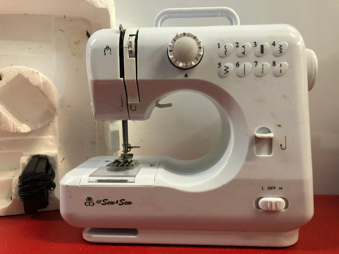 Beginner Lil Sew sewing machine. (1 of 1)