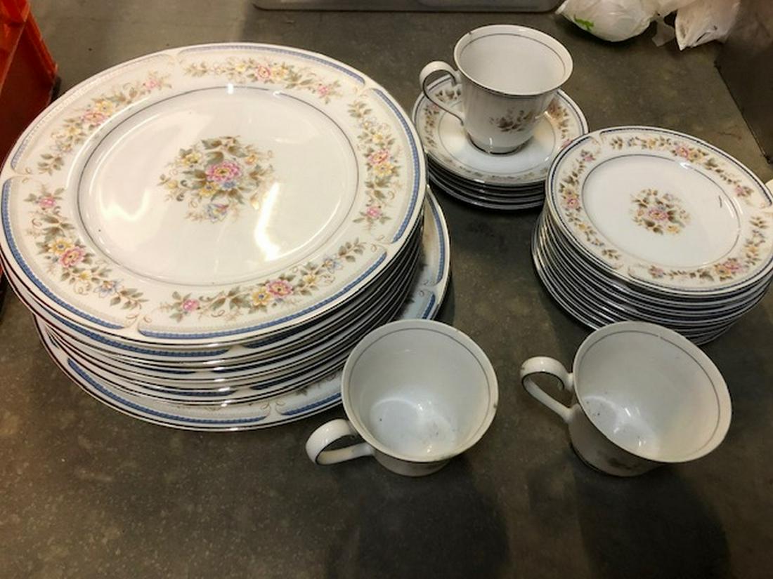 Dinner set Arlen fine China (1 of 1)