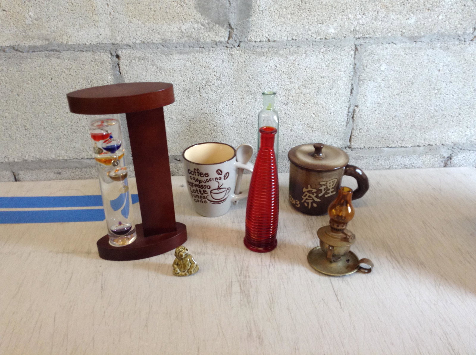Glass bottles, mugs and other items: Glass bottles, mugs and other items
