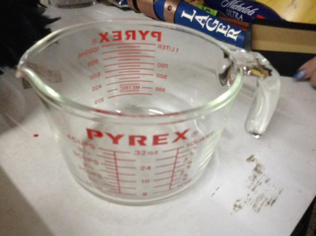 4 Cups Pyrex Measuring Cups (1 of 1)