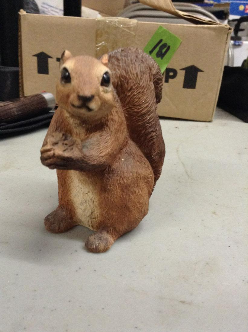 Squirrel Statue: Squirrel Statue