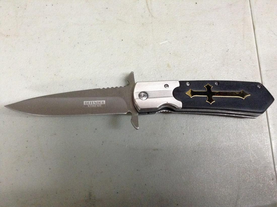 Defender Xtreme Pocket Knife (1 of 1)