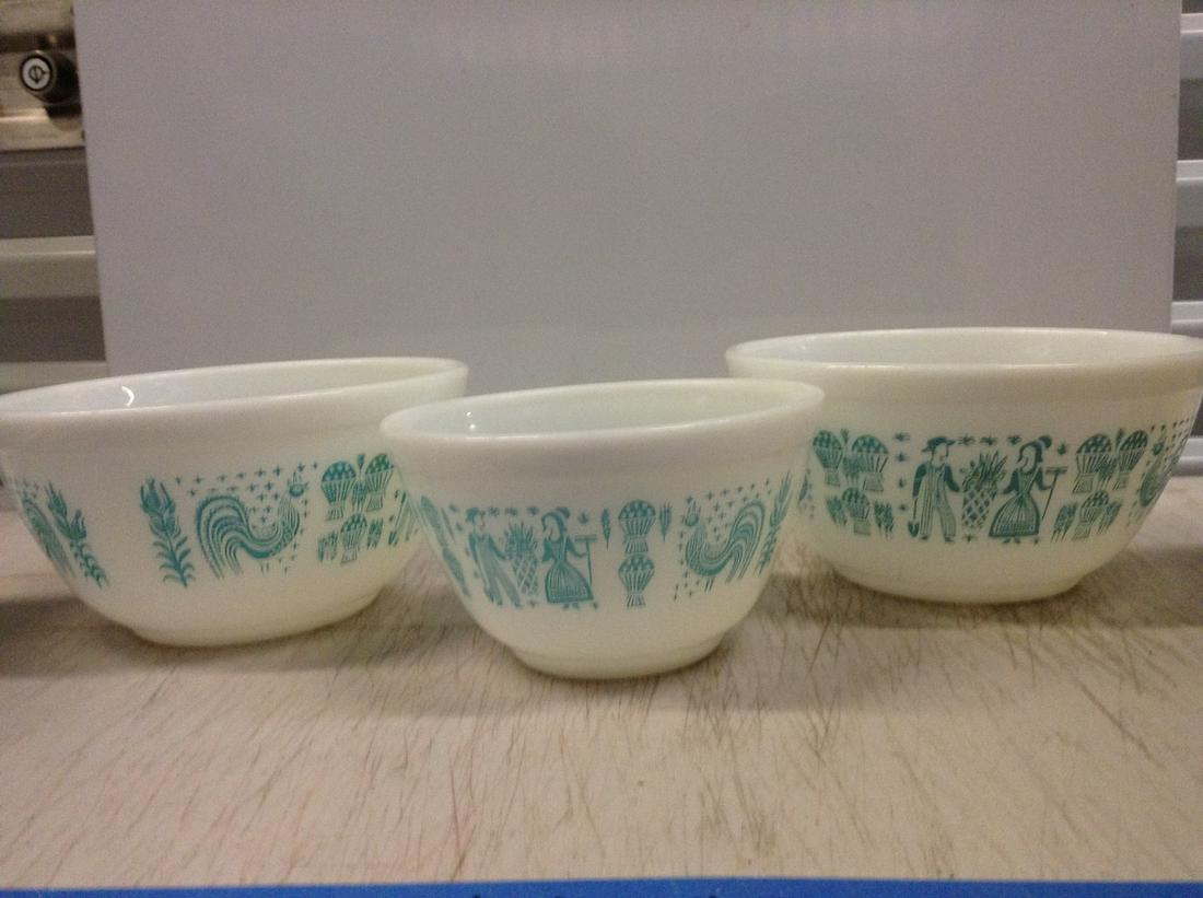 Lot of Three Pyrex Bowls: Lot of Three Pyrex Bowls
