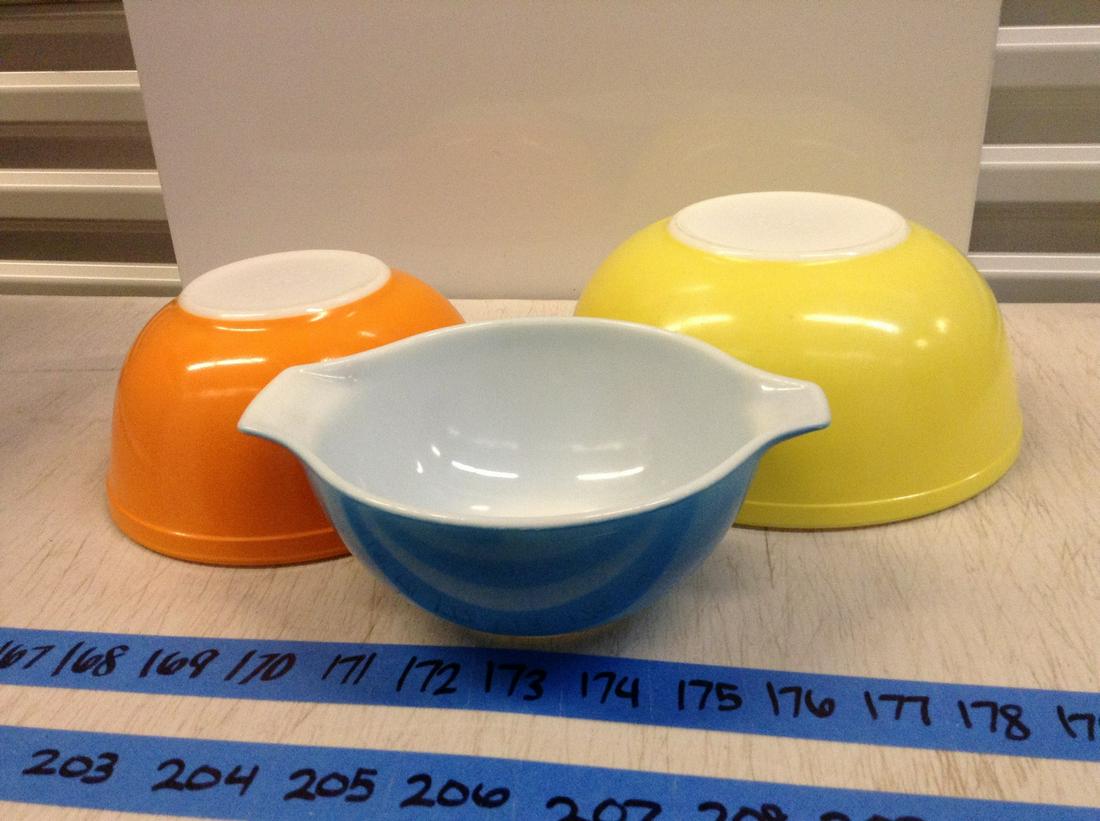 Lot of Three Pyrex Bowls: Lot of Three Pyrex Bowls