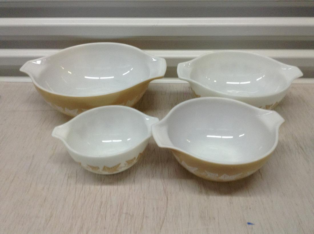 Lot of Pyrex Bowls: Lot of Pyrex Bowls