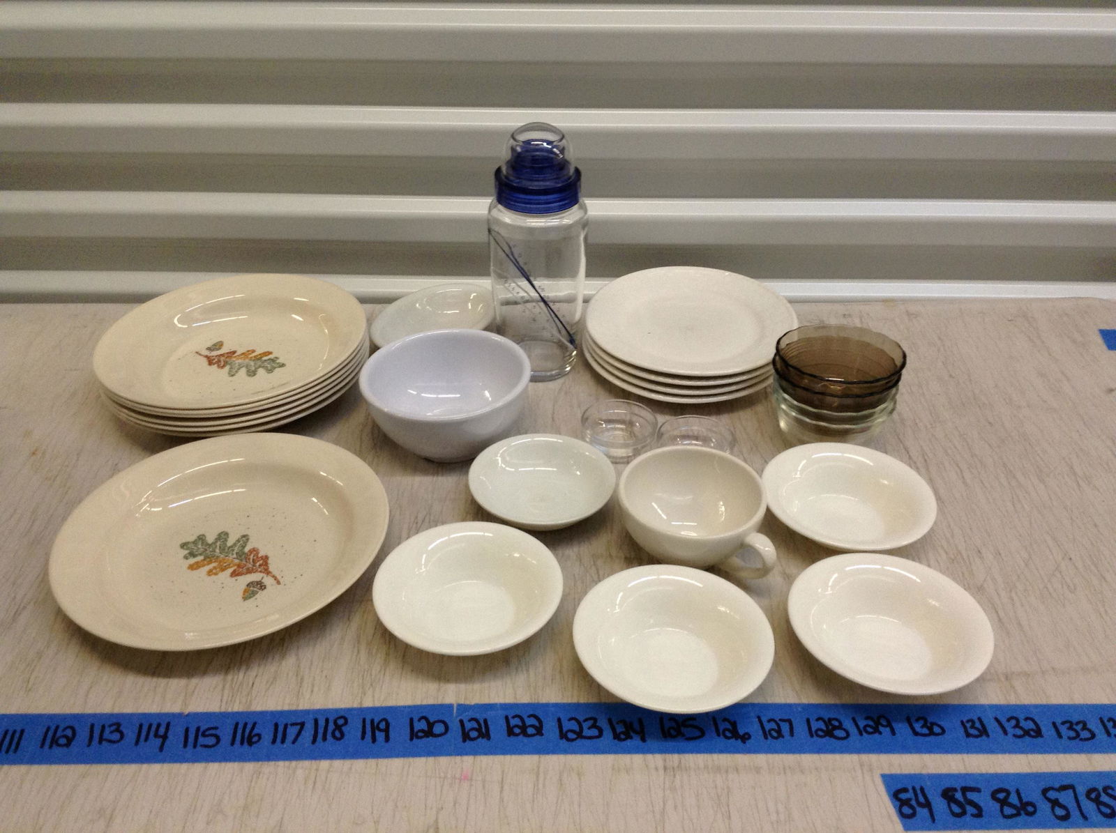 Large amount of plates, bowls, Pyrex and more: Large amount of plates, bowls, Pyrex and more
