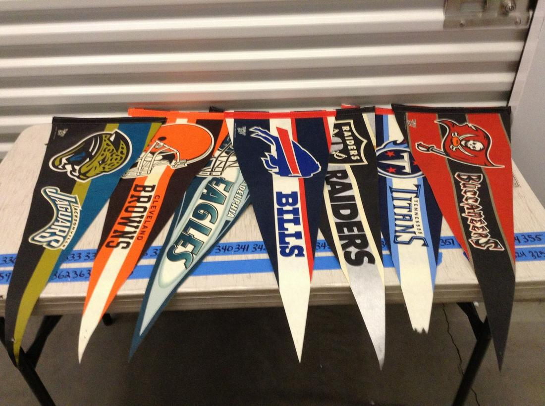 Large lot of NFL pennants (Y): Large lot of NFL pennants (Y)