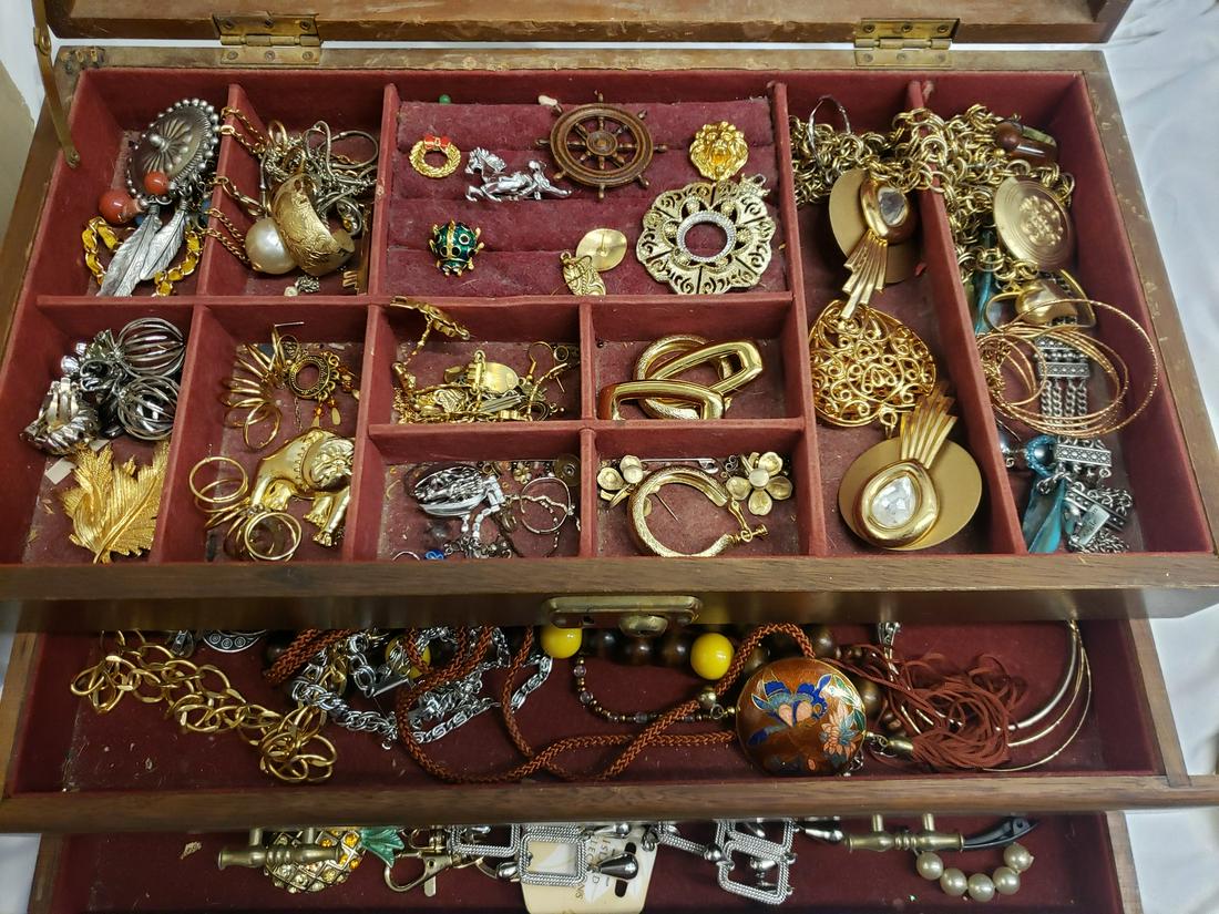 Jewelry box full of vintage/costume jewelry: Jewelry box full of vintage/costume jewelry