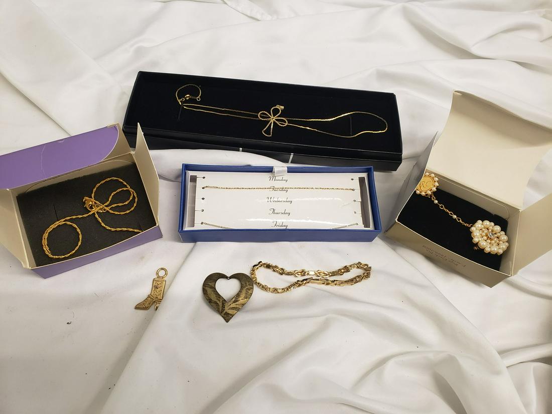 Lot of jewelry in boxes: Lot of jewelry in boxes