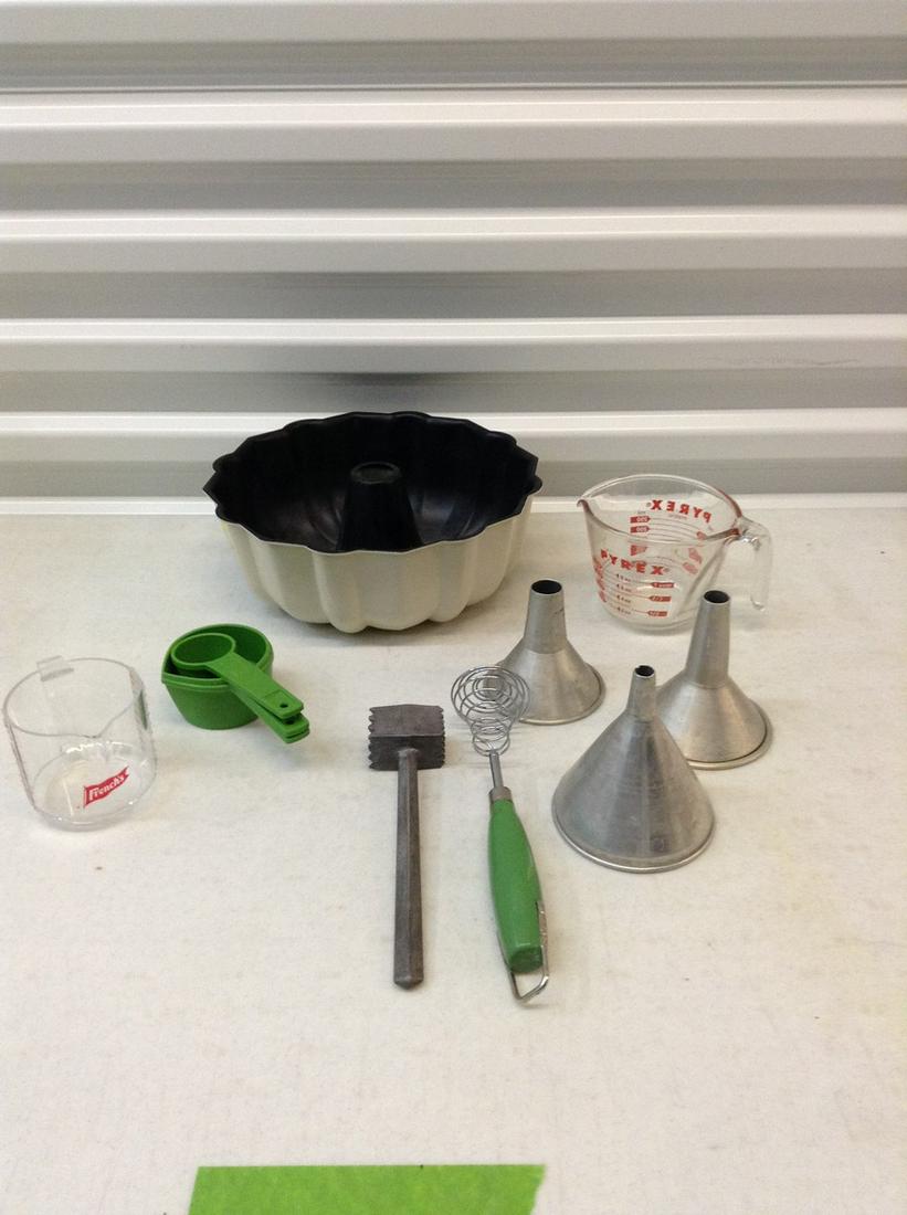 Lot of vintage kitchen items - Pyrex and more: Lot of vintage kitchen items - Pyrex and more