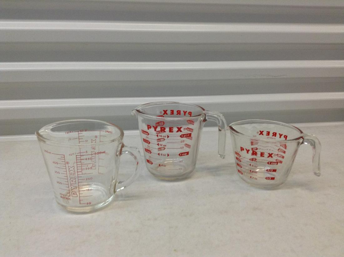 Lot of 3 Pyrex measuring cups: Lot of 3 Pyrex measuring cups